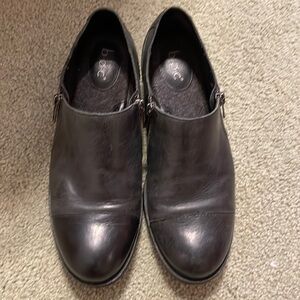 BOC ladies 8 black leather low heel shoes